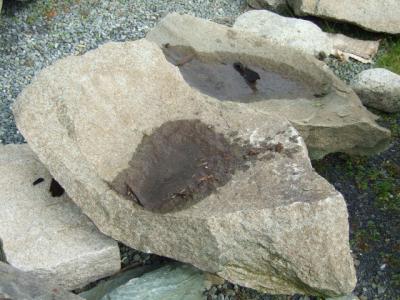 庵治　自然石水鉢　18・19