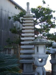 みかげ十三重層搭形　15.0尺荒目