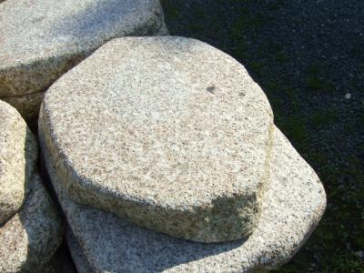 伊勢飛石　大　φ900〜1200×Ｈ100mm