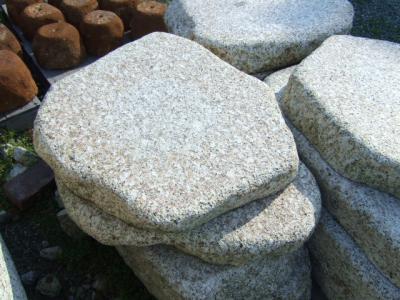 伊勢飛石　中　φ700〜900×Ｈ100mm