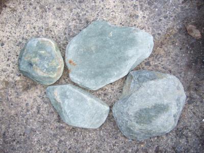 伊予青石　たたみ石　2kg内外