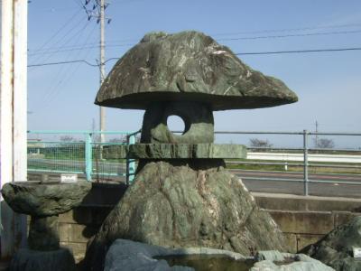 伊予青石　山灯篭　特大　H:約8ｍ