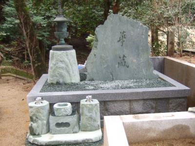 愛媛　　　　　　　　　　美しい青石と花がとても合います。