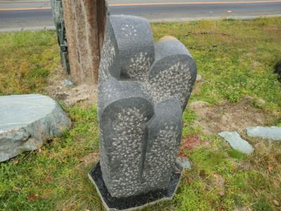 芽吹き　黒御影　石彫