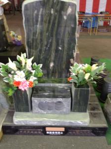 青石墓石磨き　岩黒