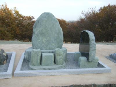青石自然型墓石　厳の念い
