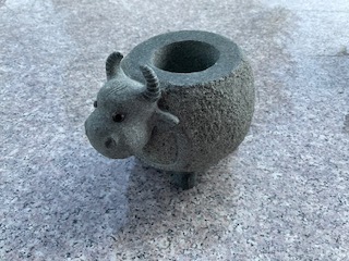 A024　御影石　牛のペン立て　L12㎝